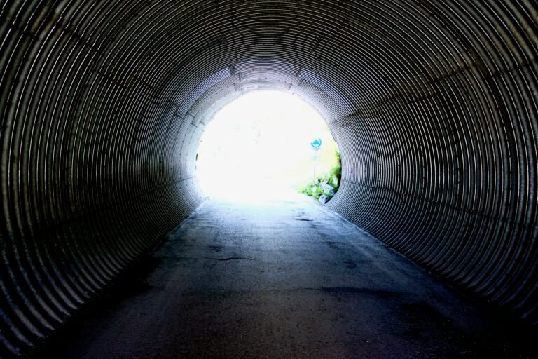 Túnel con luz al final, representando el poder de la luz como símbolo de trascendencia.